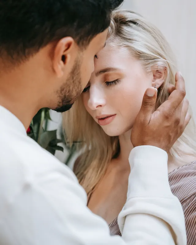 Couple mixte front contre front, moment de tendresse