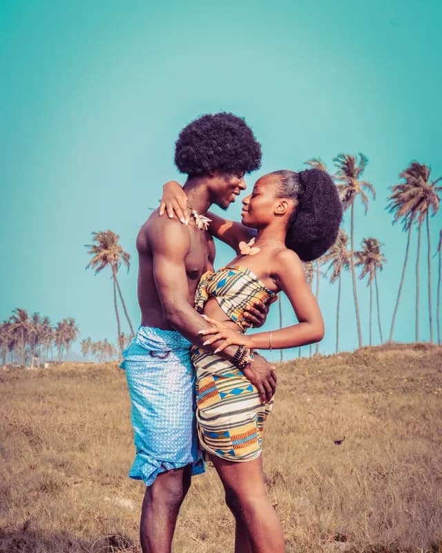 Couple afro amoureux sur une plage